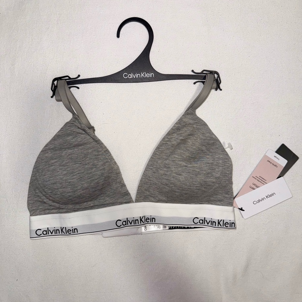 NWT CLAVIN KLEIN  2 WAY STRAPS CONVENCIONAL & Cross back SIZE XS pad removal